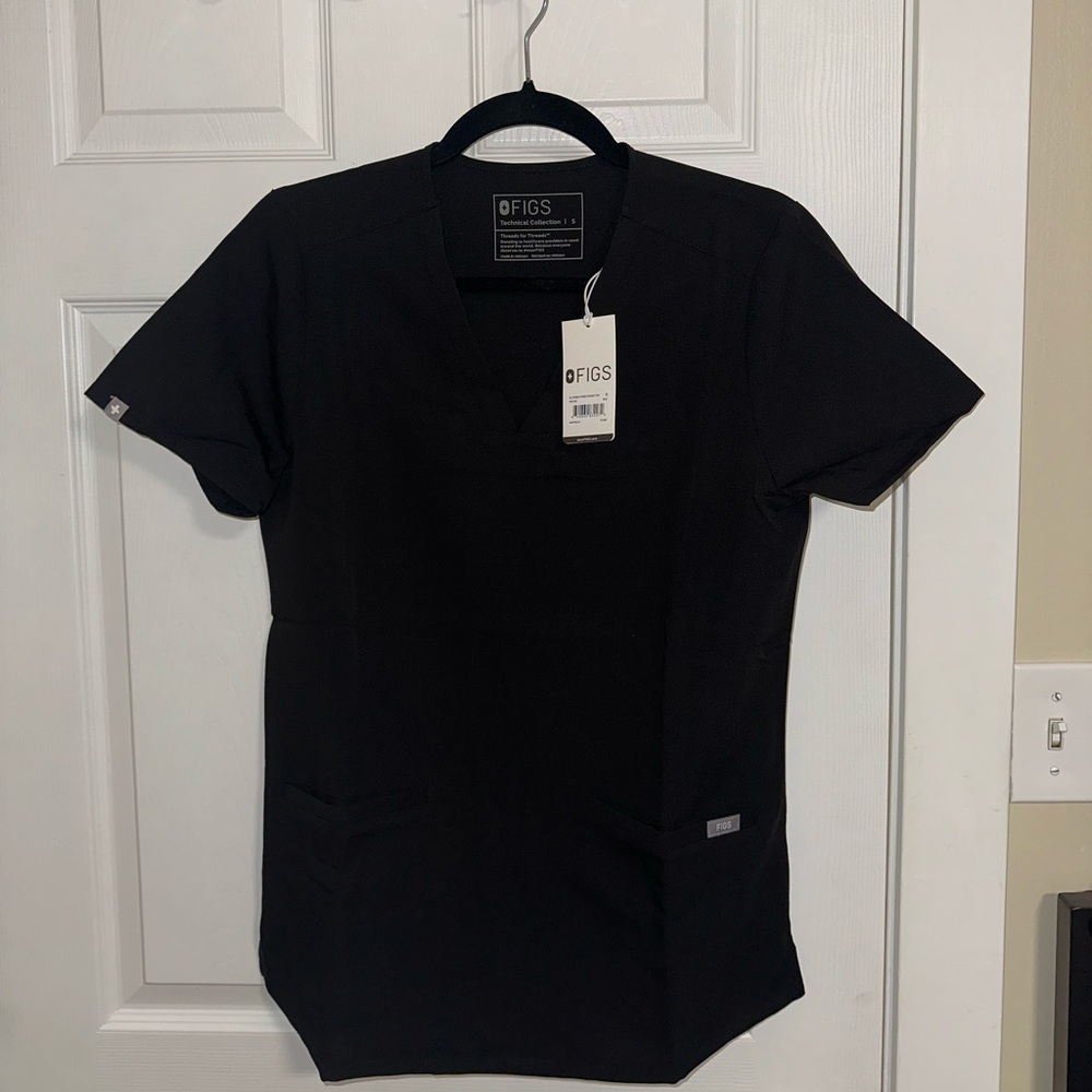 Women’s black Figs Casma 3 pocket scrub top